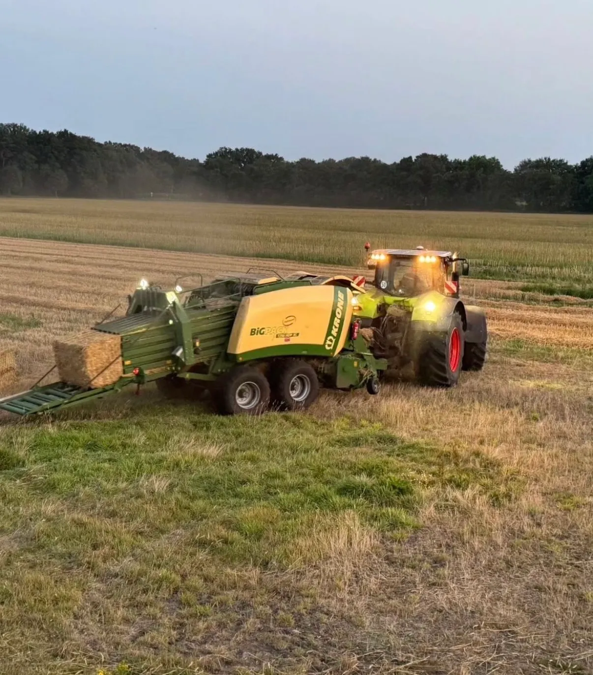 Großpackenballen Krone BiG Pack 1290 und Claas Quadrant auf dem Stoppelfeld