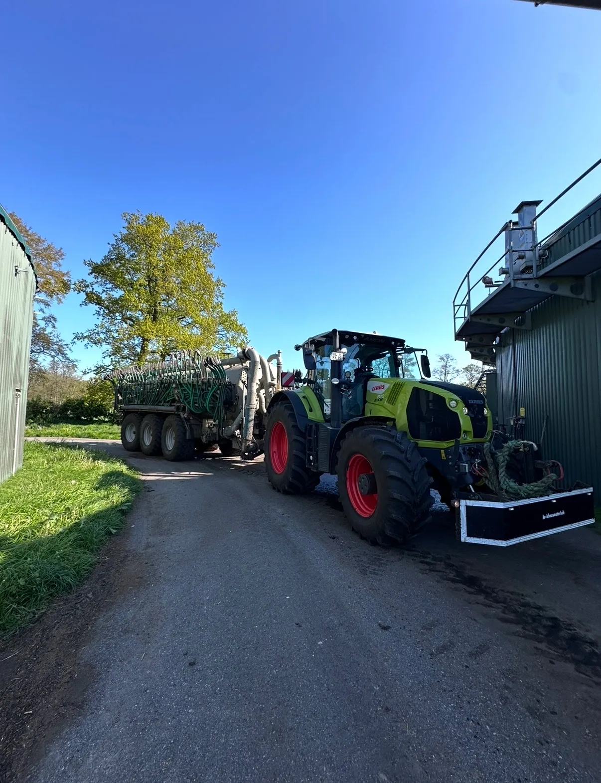 Gülleausbringung mit Schleppschlauchverteiler auf dem Feld bei Ganderkesee